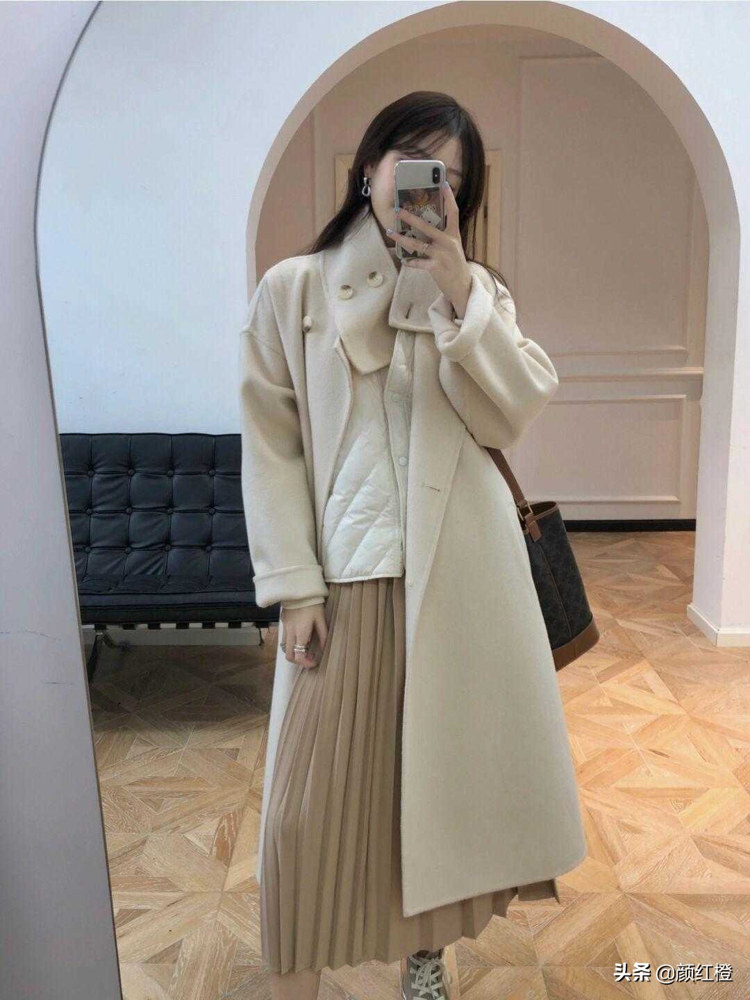 羽绒马甲什么时候穿怎么搭配好看,今冬最火大衣穿法太时髦高级了