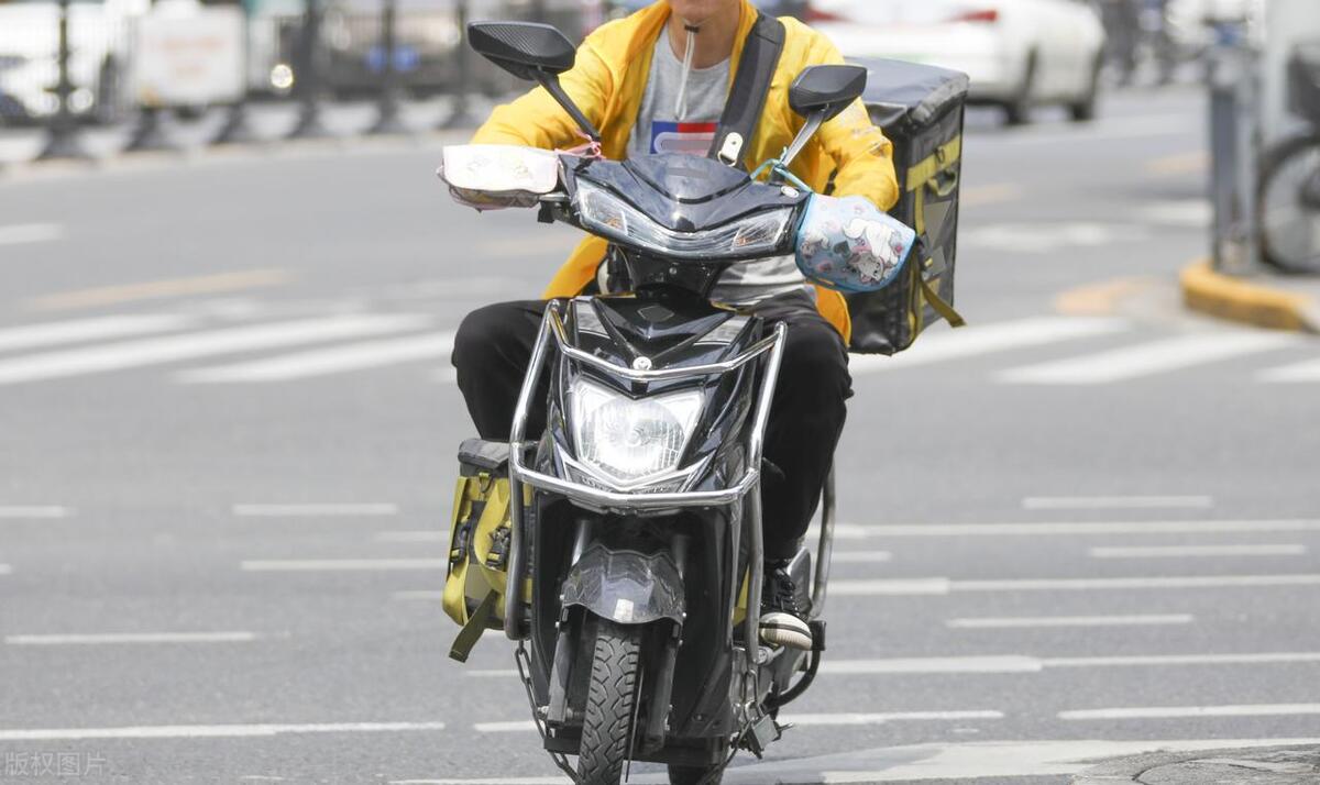 外卖员裤裆里取毛放进饭里，网友直呼太恶心