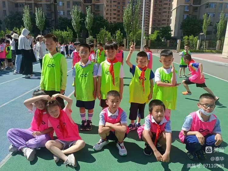 球在脚下“足”够精彩泰华实验小学足球比赛“火热”开赛