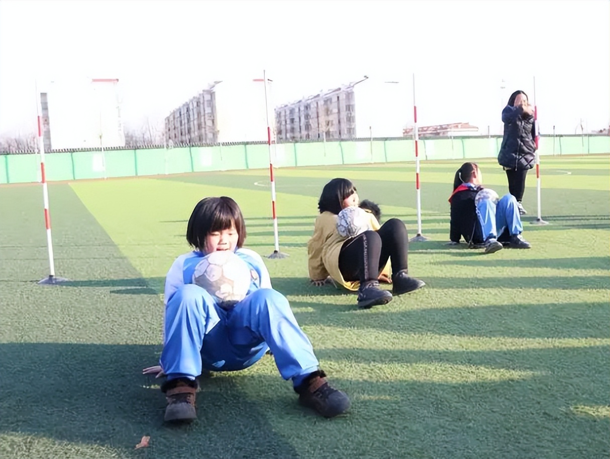 体育课自制体育器材,体育课有趣的体育器材