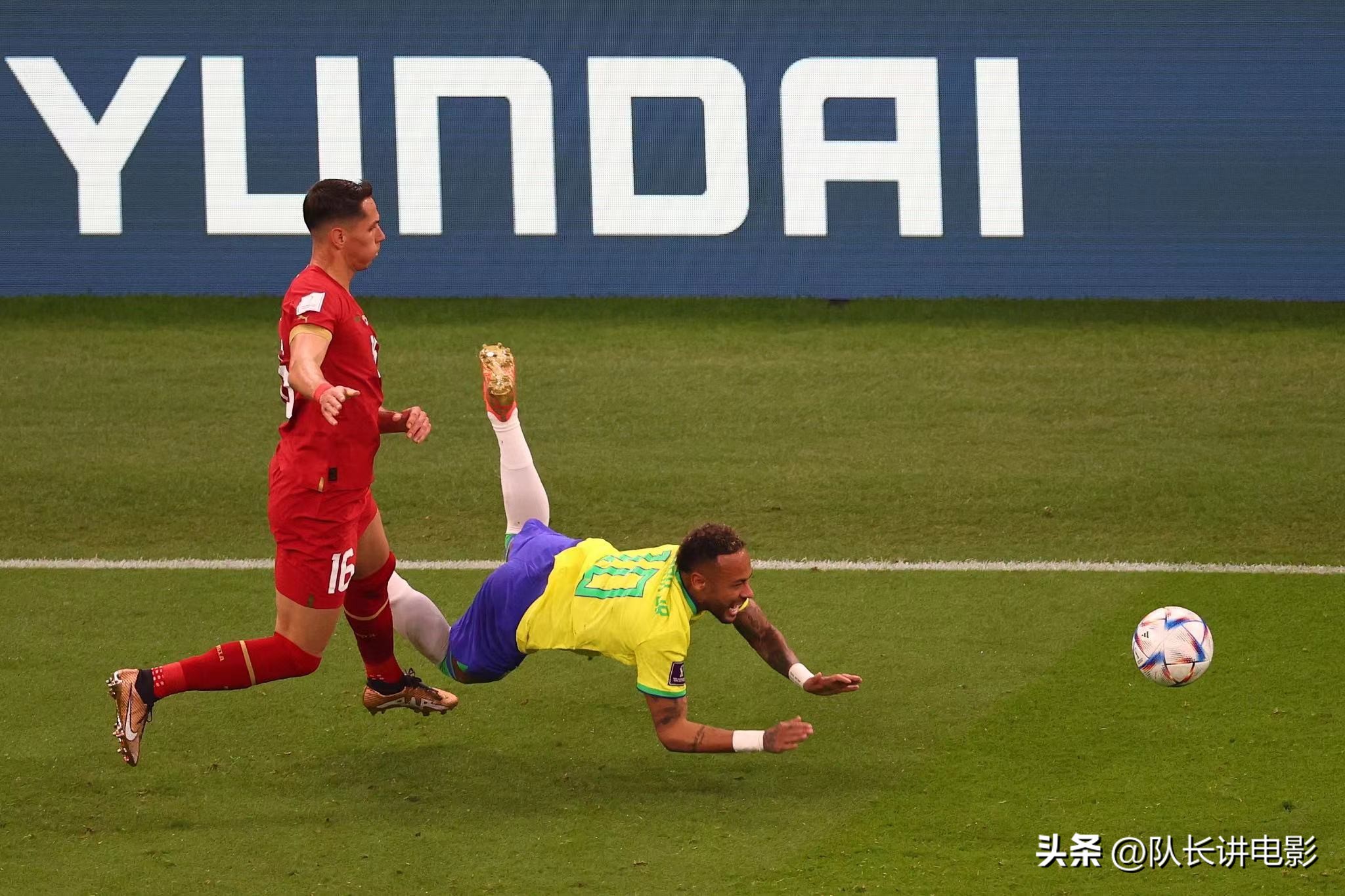 巴西输球出局,巴西被扳平后内马尔的落寞