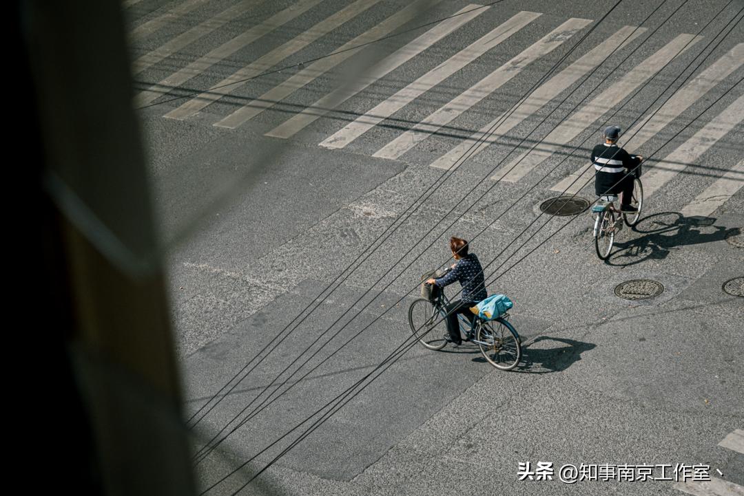 南京省中医门外，侯家桥道寻常