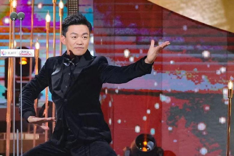 张颂文泪目北影节,北影节开幕式红毯张颂文害羞笑