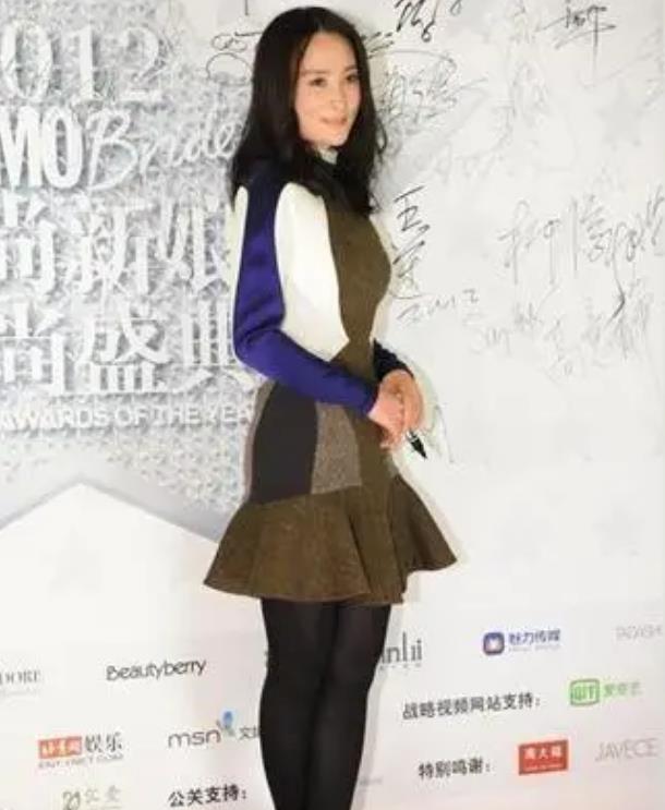 迷人极品少妇,黑丝搭修身裙,完美!