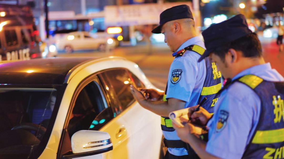 公安机关全力以赴筑牢安全防线,江汉公安当好夏夜“守夜人”