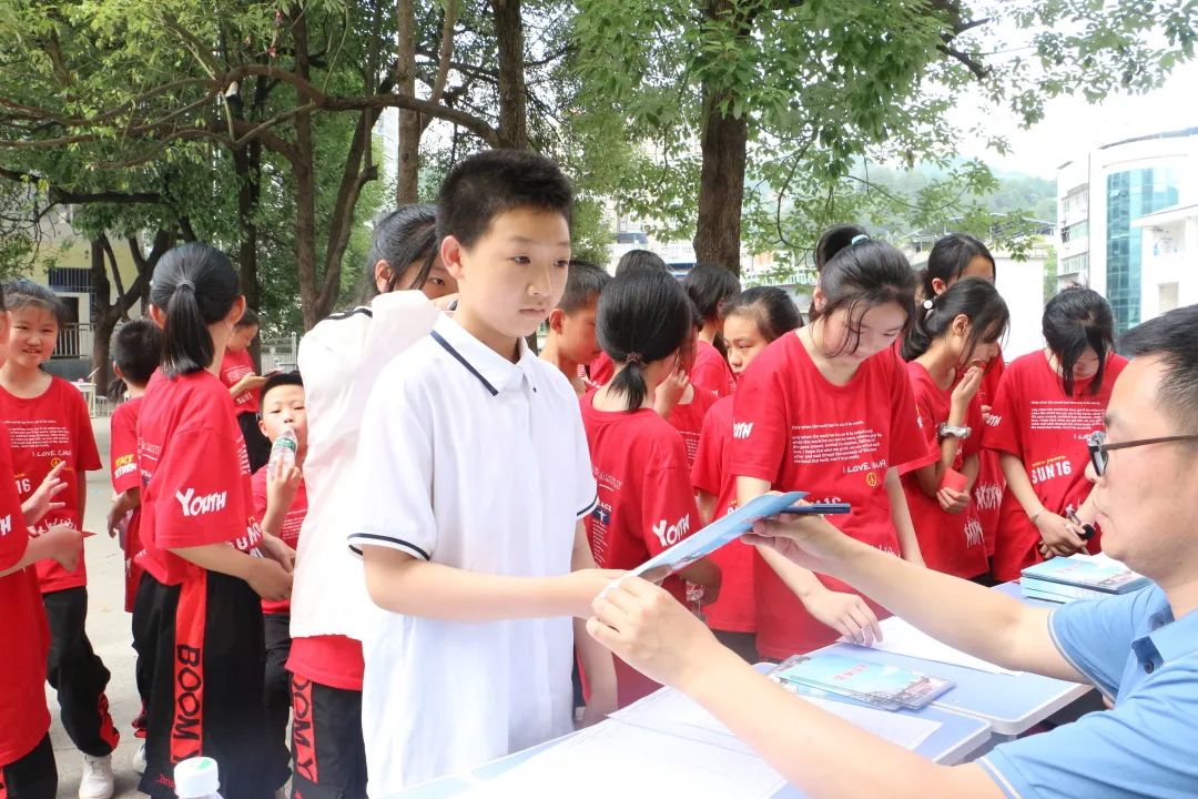 万二小举行2016级毕业典礼暨毕业班综合素质拓展活动