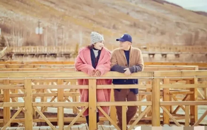 41岁刘涛穿亮片礼服惊艳全场,刘涛以一袭粉色连衣长裙亮相