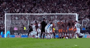 又是苦尽甘来！梅西收获生涯800球！膝盖被铲出血也毫不在乎