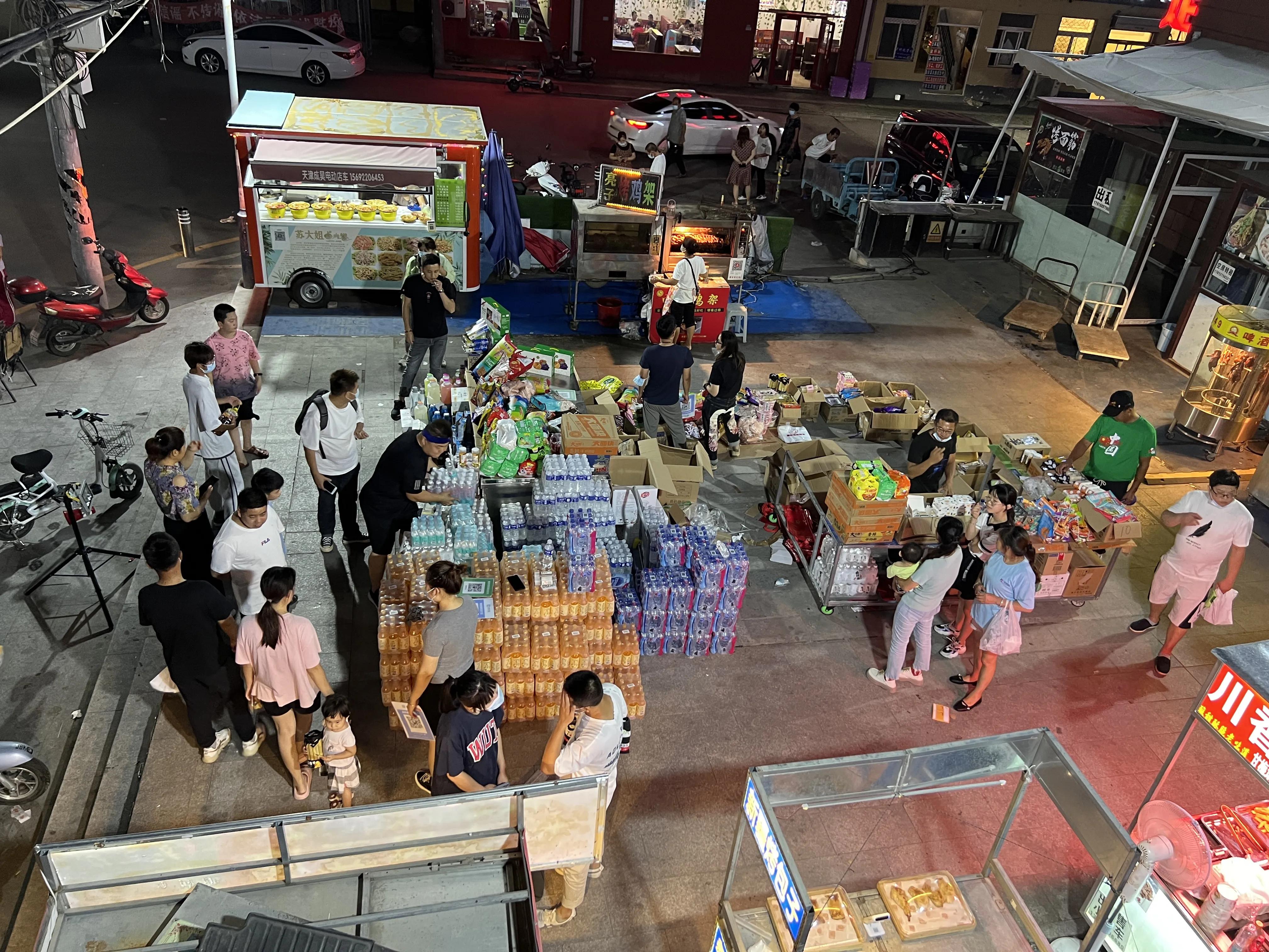 90后小伙卖临期食品年入上千万,摆地摊卖临期食品一年赚50万