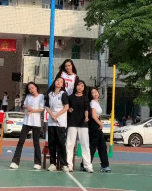 女生在公共场合故意让你难堪,现在的女生一点自知之明都没有