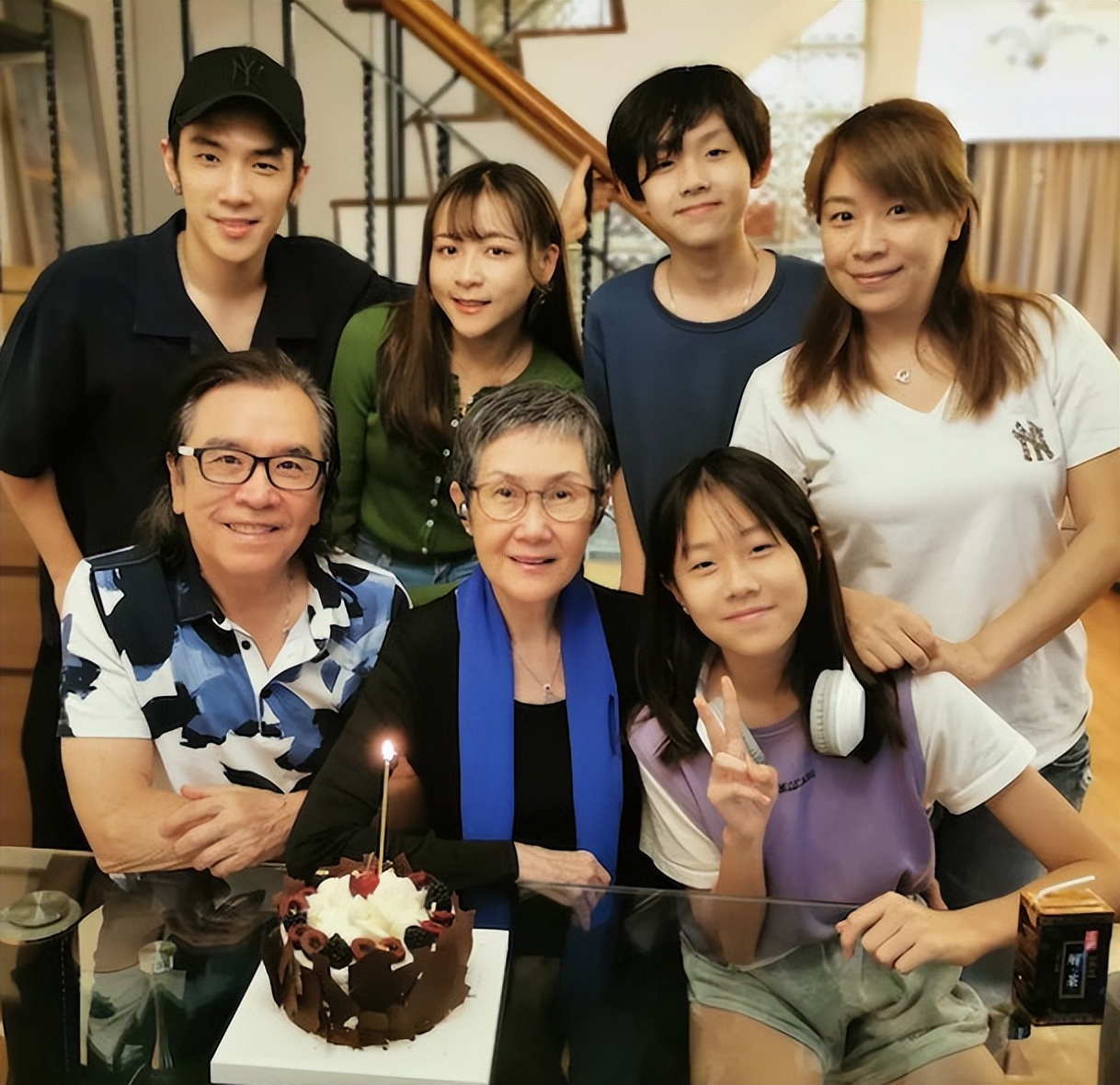 癌症也不能让他们分开，宠妻48年的姜大卫献吻为妻庆生