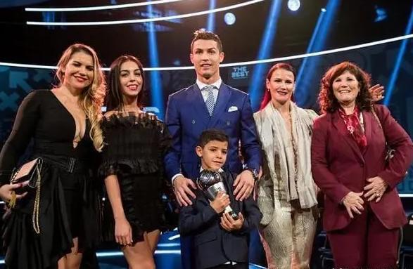 c罗入选国家队母亲晒7号球衣,c罗的4个孩子与乔治娜