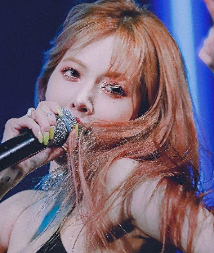 韩国女星泫雅穿露脐上衣,韩国女星泫雅网络晒照