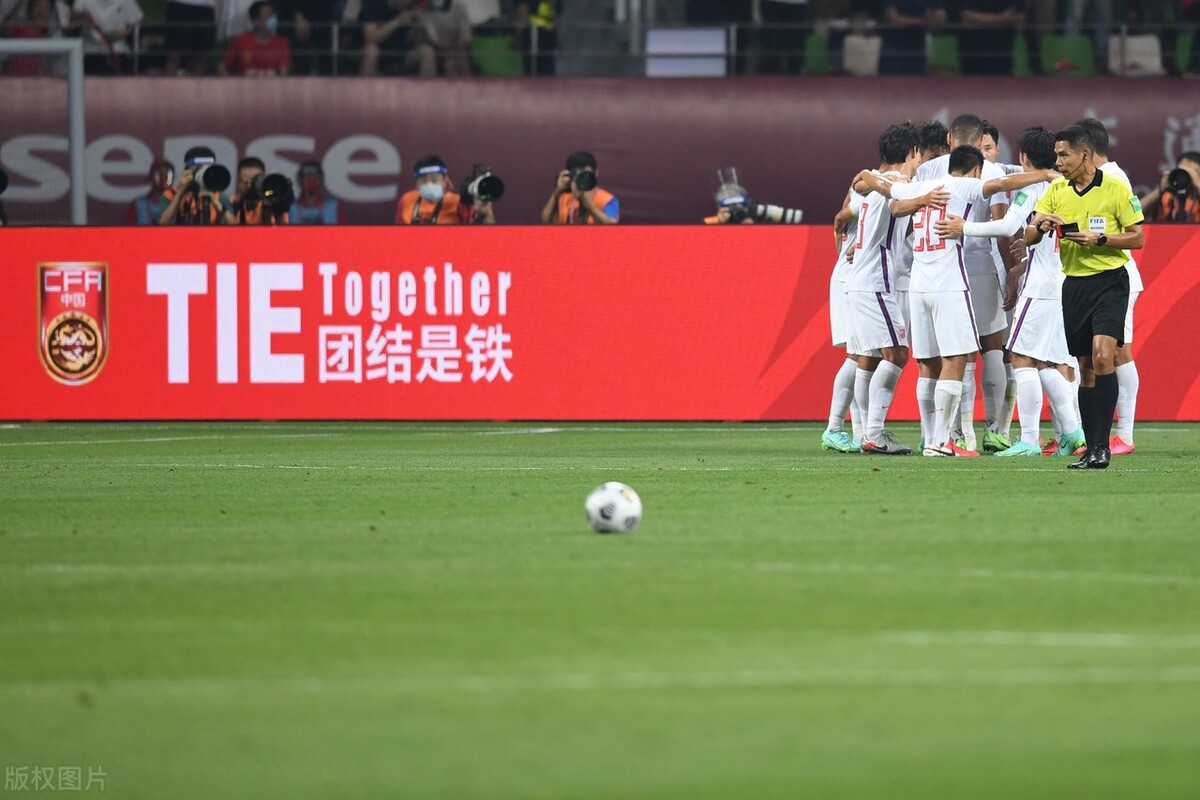 国足改变从头开始？口号标语消失，李霄鹏比李铁更加务实