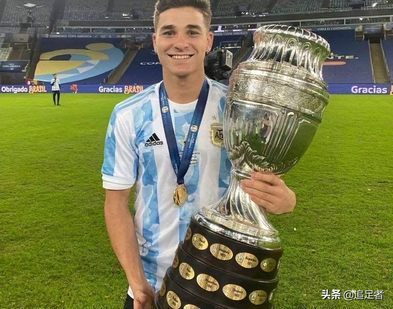 他是南美足球先生，他是哈兰德的队友，他是曼城的00后