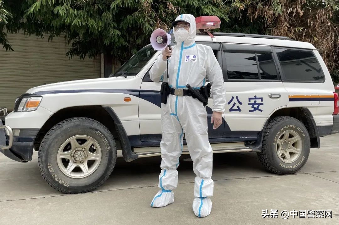 【疫情当前警察不退】一面*旗国**，一个人！50多天里，每天她只能跟街对面的家人挥挥手……