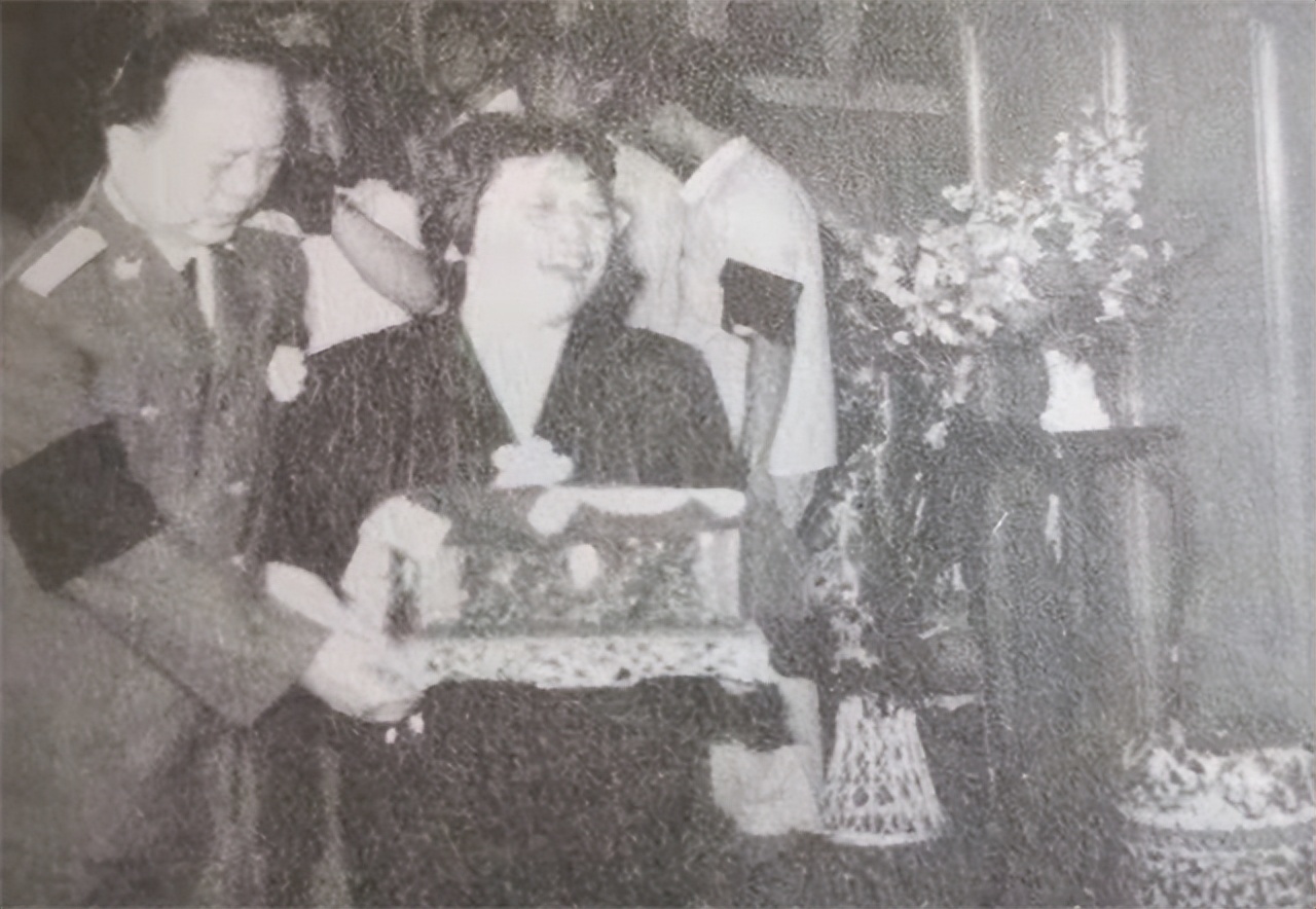 *颖超邓**去世，聂帅女儿聂力哭着扑向骨灰盒：邓妈妈再让我吻你一次