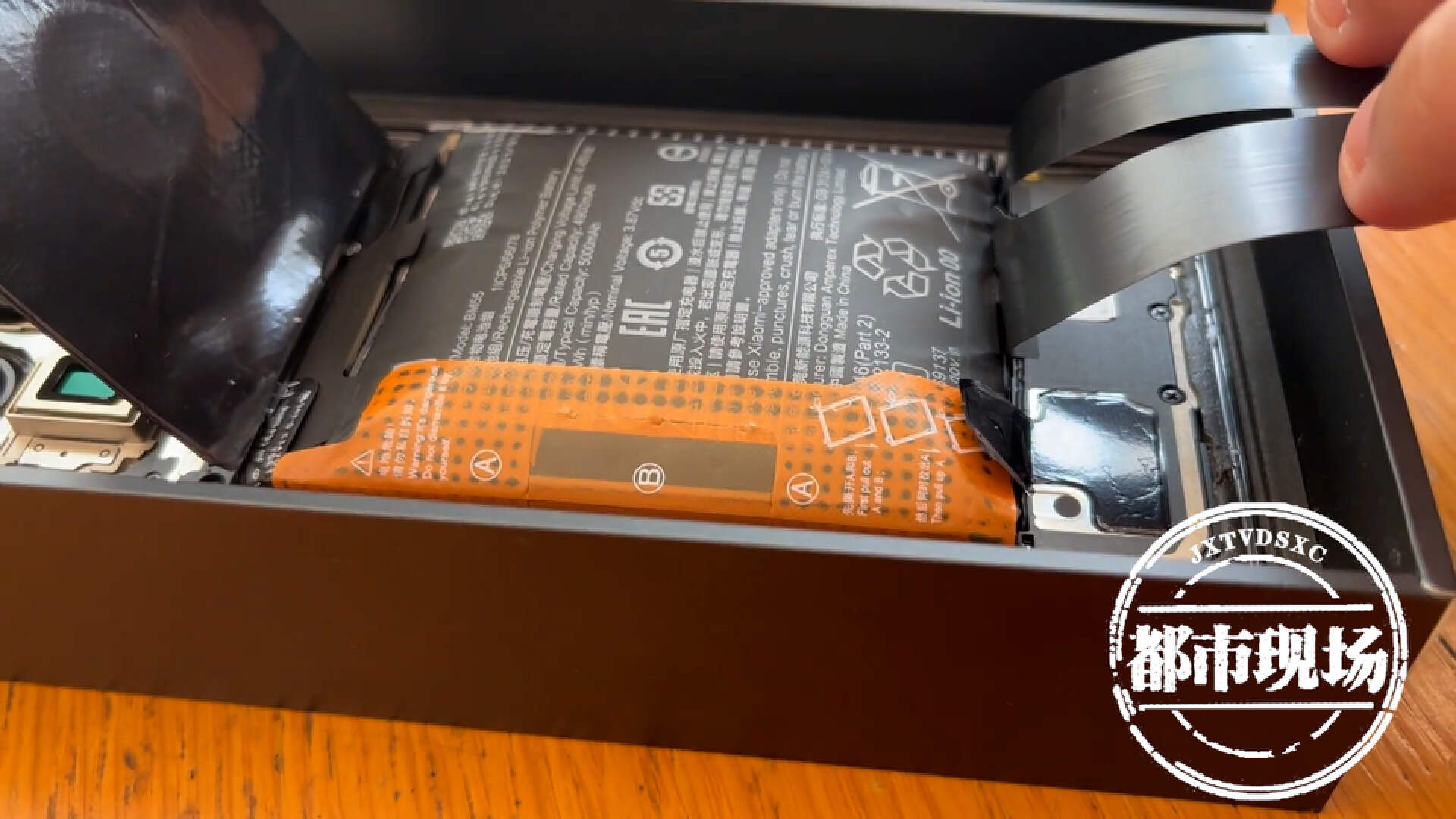 小米手机电池鼓包充电没反应,小米2年电池鼓包了能保修吗