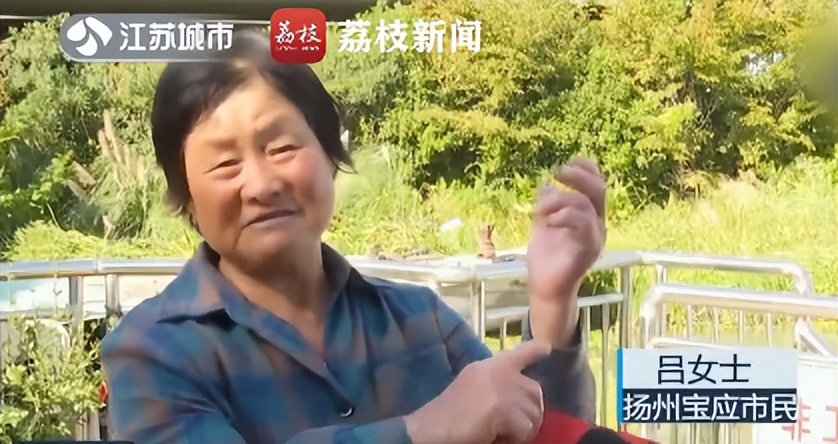 【法治热点早知道】男子托人代买彩票，开奖后才支付购票款，彩票中奖48万元，奖金该归谁？法院这样认定！