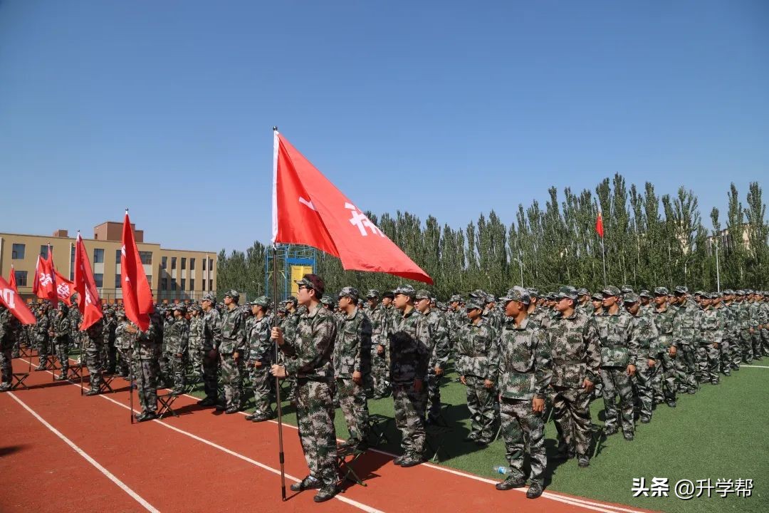 银川能源学院2020级新生军训男,宁夏银川能源学院军训