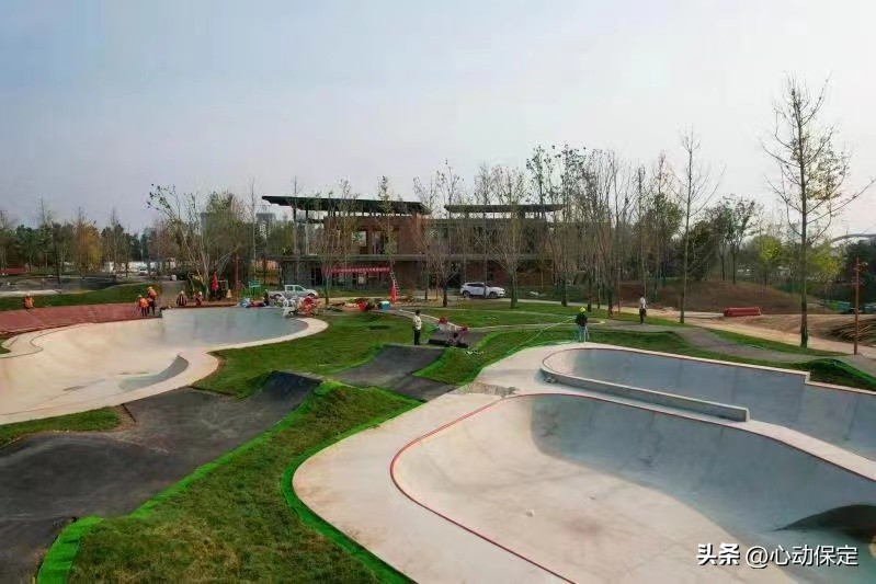 一湾碧水穿城过一幅美景入画来,一湾碧水潺潺