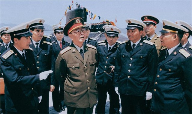 1982年，海军水兵左手敬军礼，*华清刘**看后气得欲砸电视