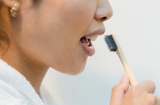 蛀牙龋洞露出牙神经怎么修复,蛀牙掉了一块牙神经都露出来了