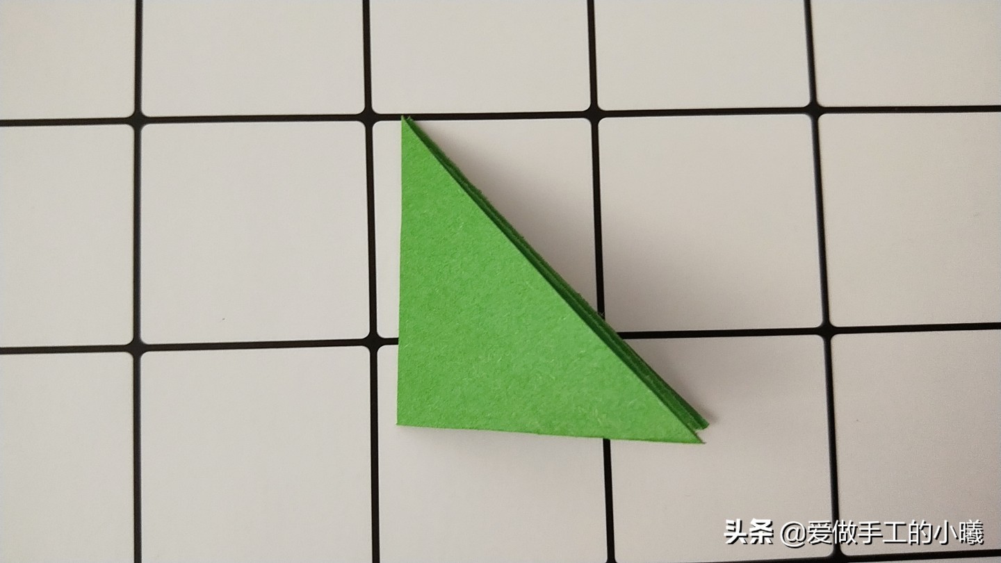 折纸小草最简单的折法,怎么用小星空纸折一个简单的手工