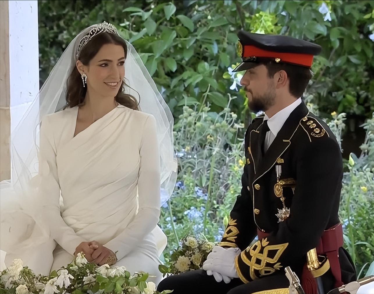 凯特王妃出席婚礼的礼服,凯特王妃粉色荷叶边