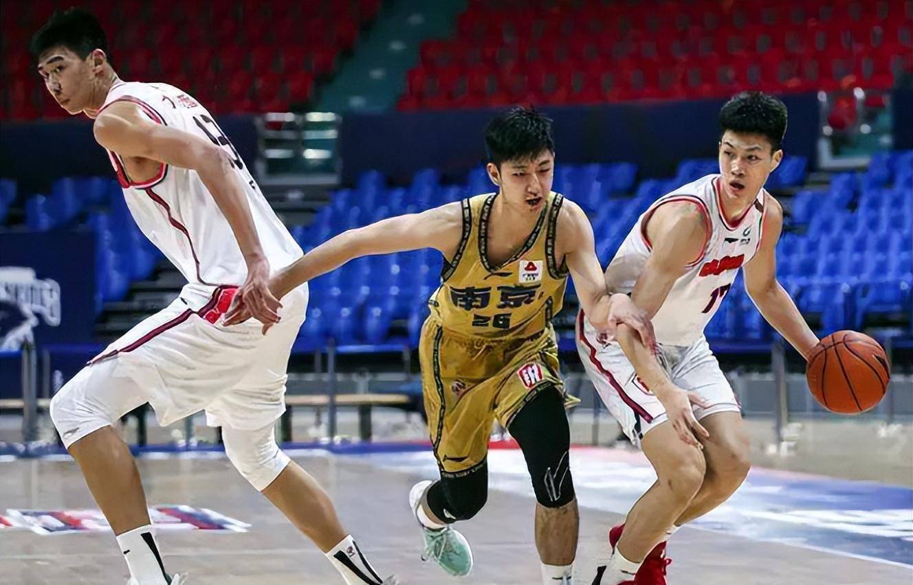 盘点cba历史十大中锋,cba总决赛姚明51分21篮板