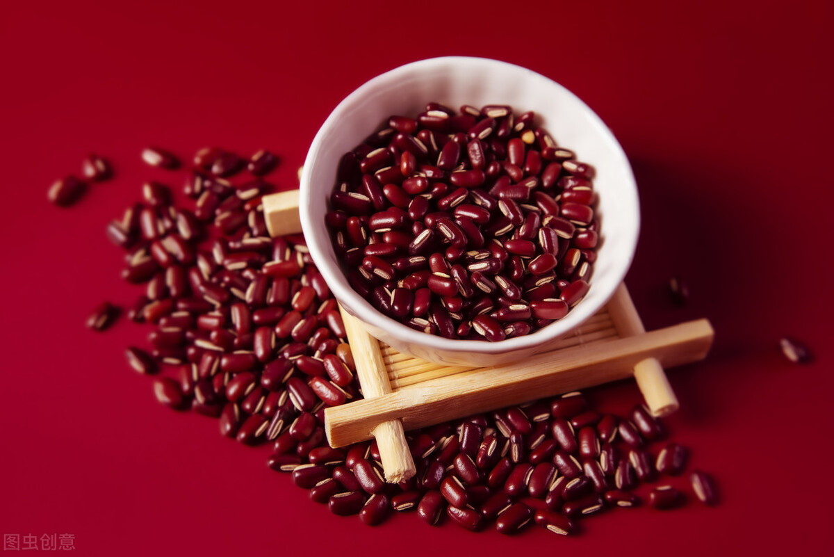 红豆薏米粥和赤小豆薏米粥的区别,薏米红豆粥里的红豆是红小豆吗