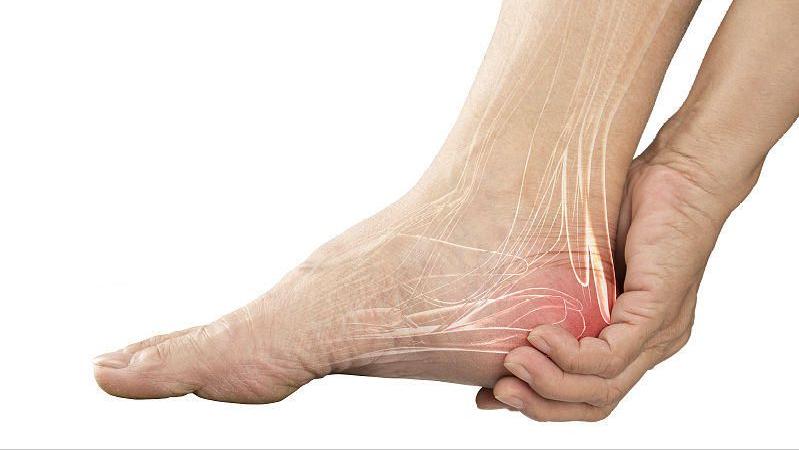 68岁老人这几天突然脚后跟肿痛,老人脚后跟脱皮后胀痛怎么回事