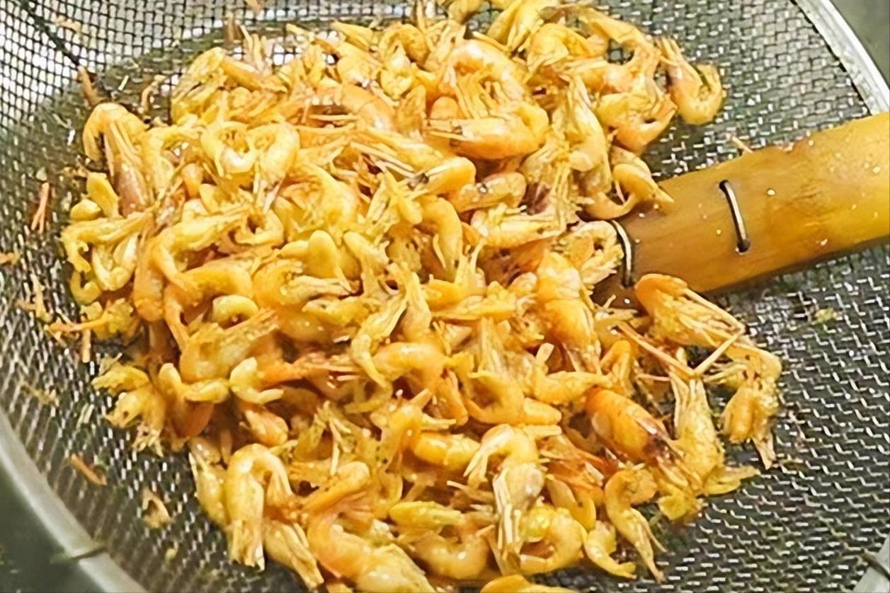 补充钙质和吃一点含钙高的食物,100克芝麻的含钙量比牛奶高多少