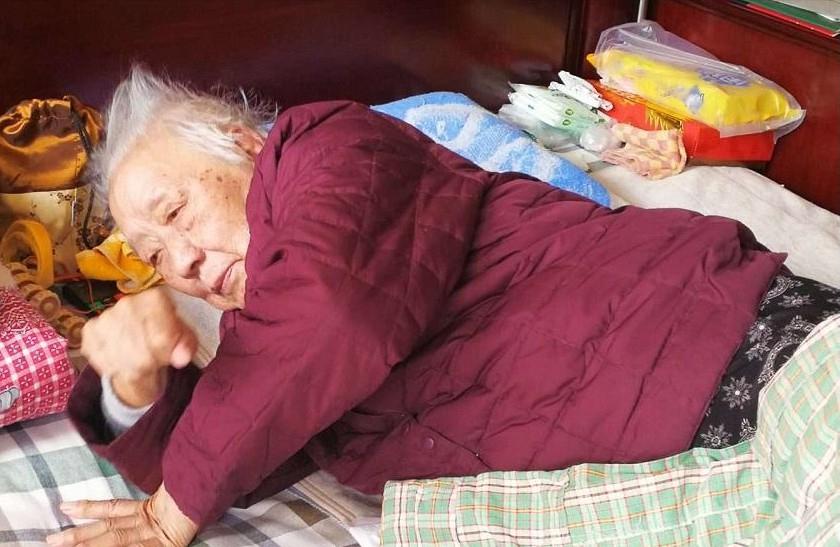 父母相继离世的姐弟,父母双双离世姐弟哭了