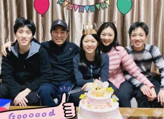 上热门71岁张艺谋为15岁女儿庆生,张艺谋和他13任妻子相差多大