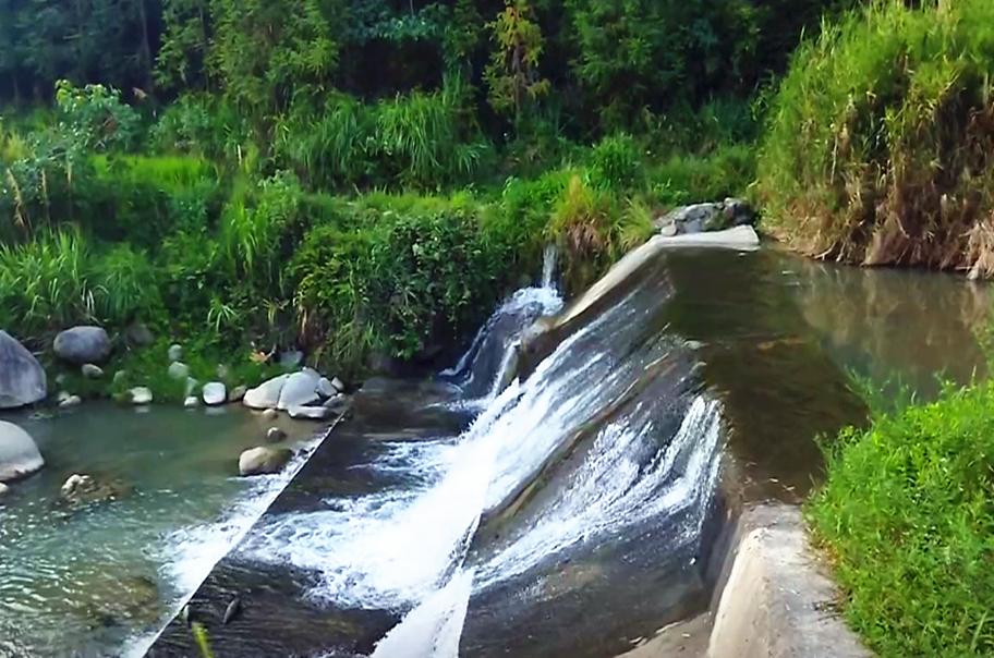 外地老板投资100万建拦河坝每年可赚80万，为何关闭？