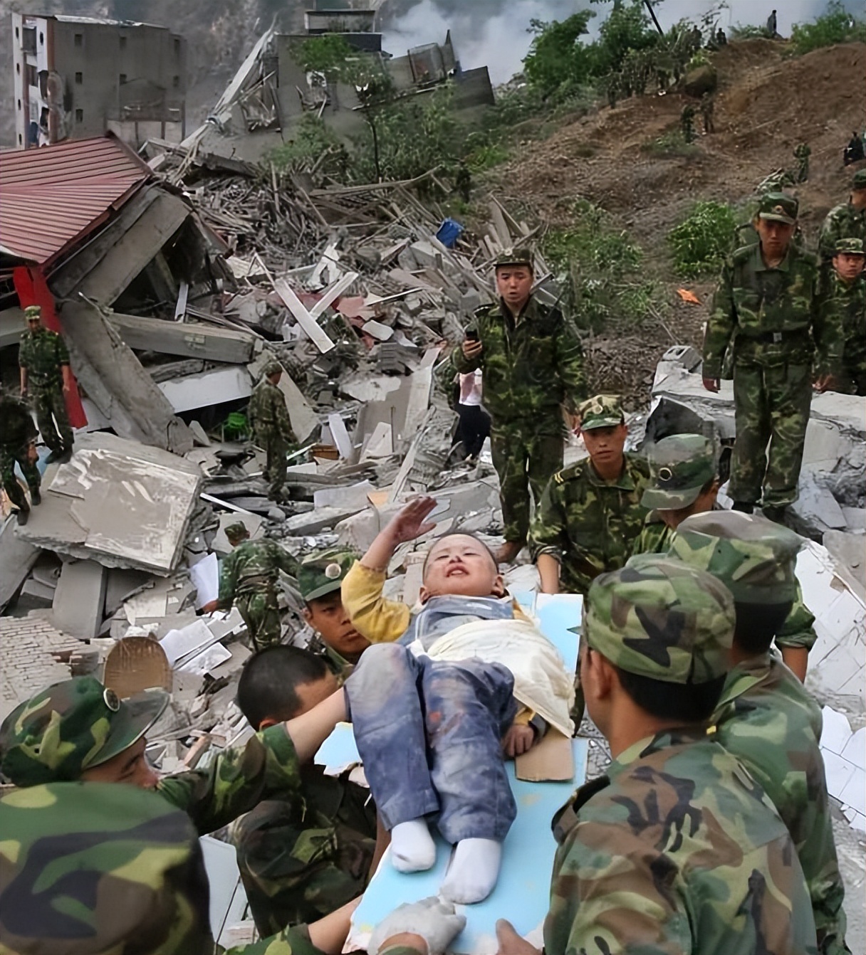 回顾汶川地震的15个感人瞬间,汶川地震的感人瞬间