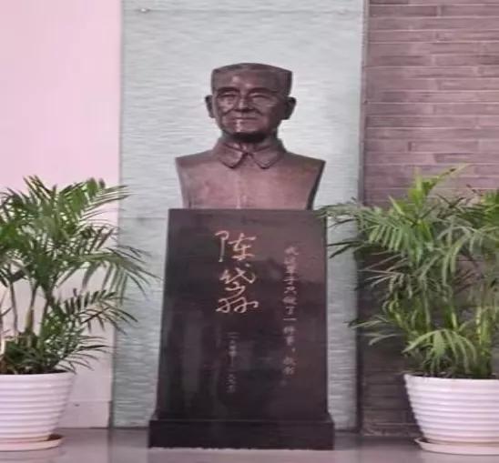 一辈子只会教书的清华男神,凭什么被*镕基朱**誉为“一代宗师”