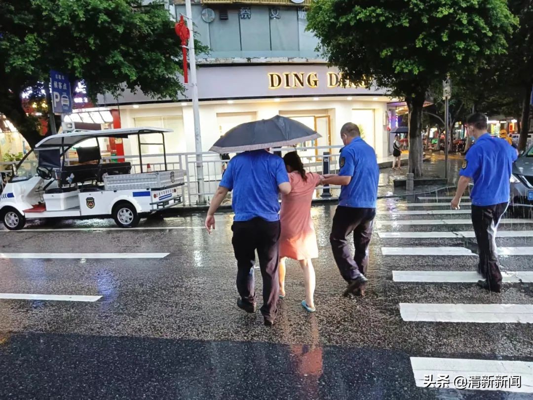 凌晨下暴雨刮风大货车被掀翻,下暴雨交通事故