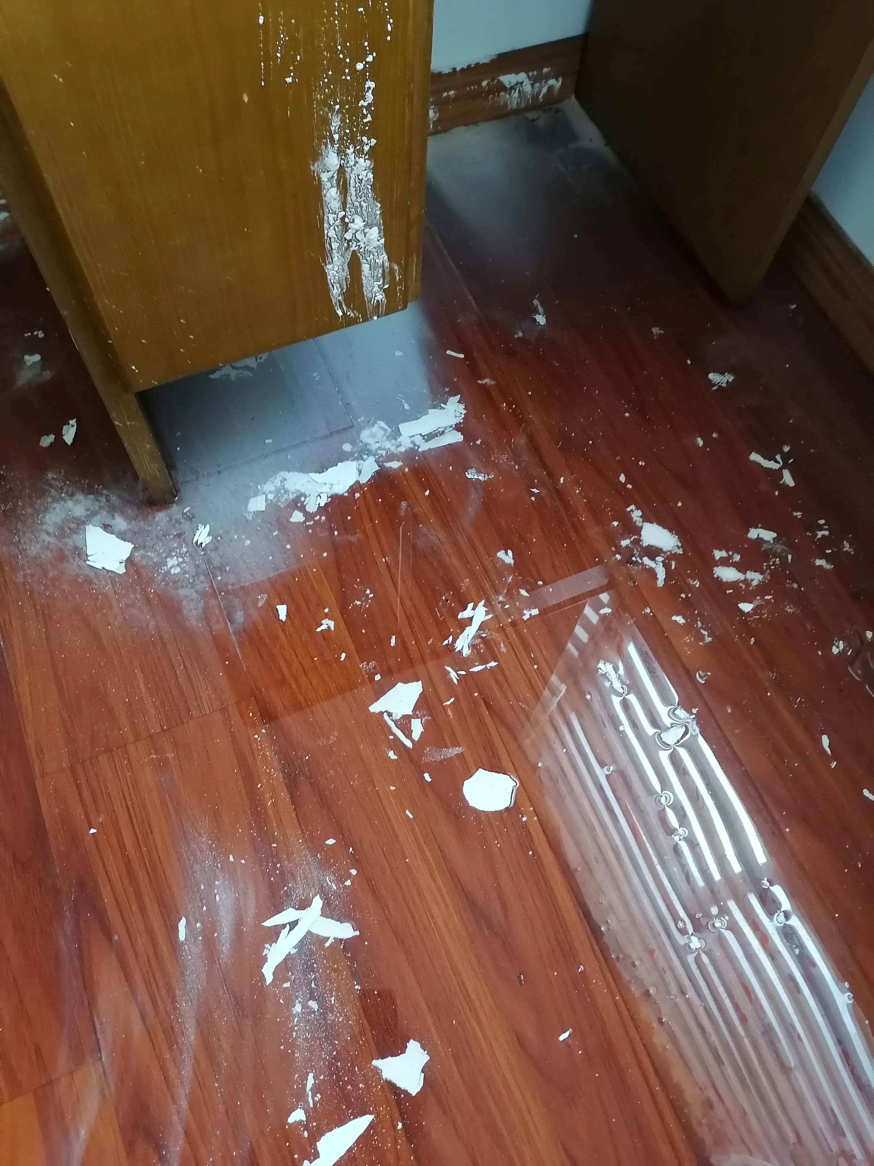 楼上发水把楼下泡了怎样索赔,楼上给我家渗水怎么办