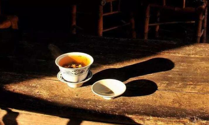 人过六十:穿布衣,品菜羹,看闲书