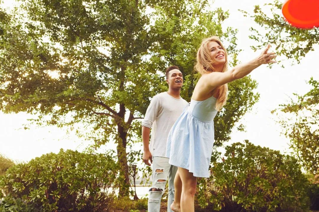 和儿童怎么玩飞盘,和小孩一起玩飞盘的歌曲