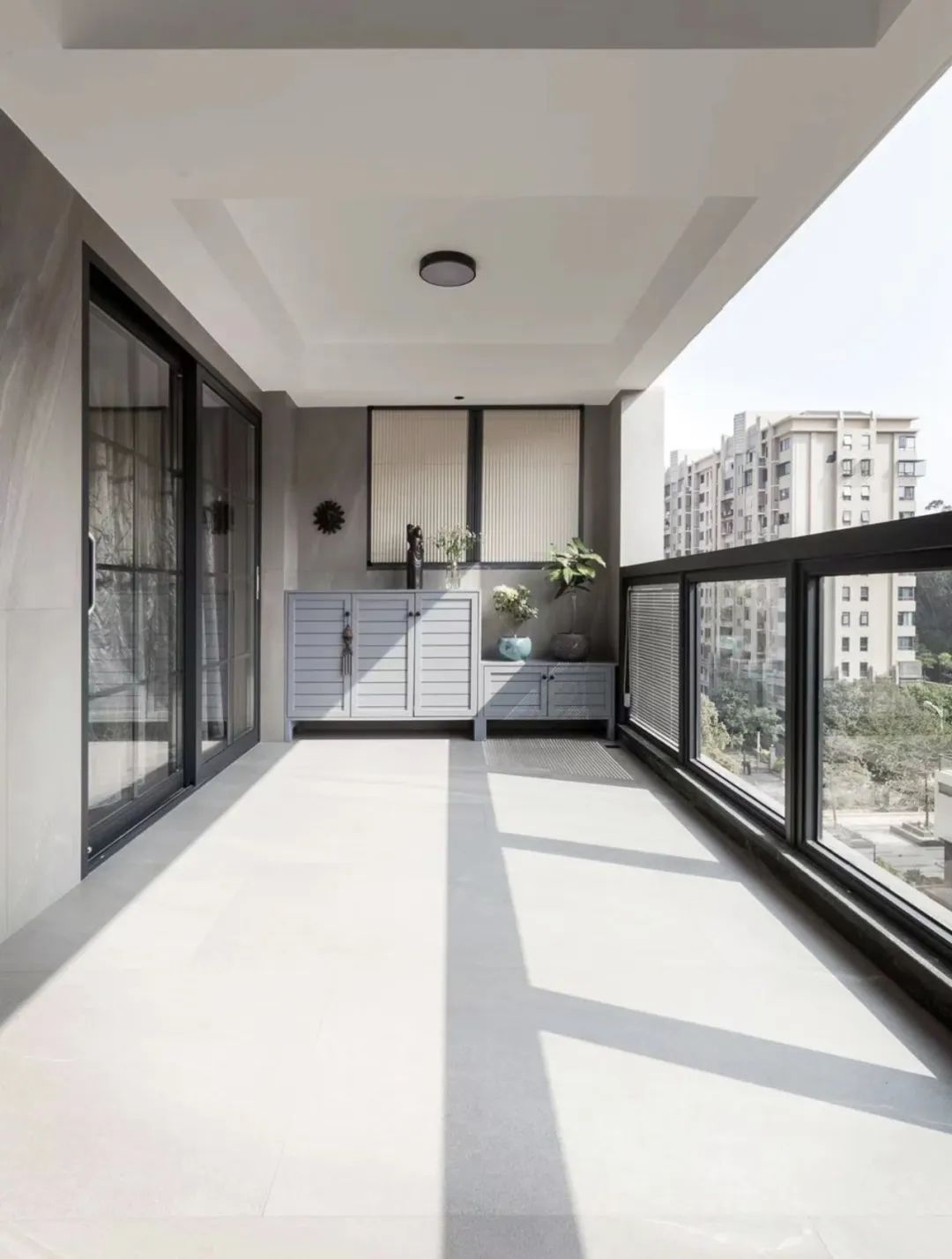 阳台砖与防腐木结合,阳台花园铺砖还是防腐木好