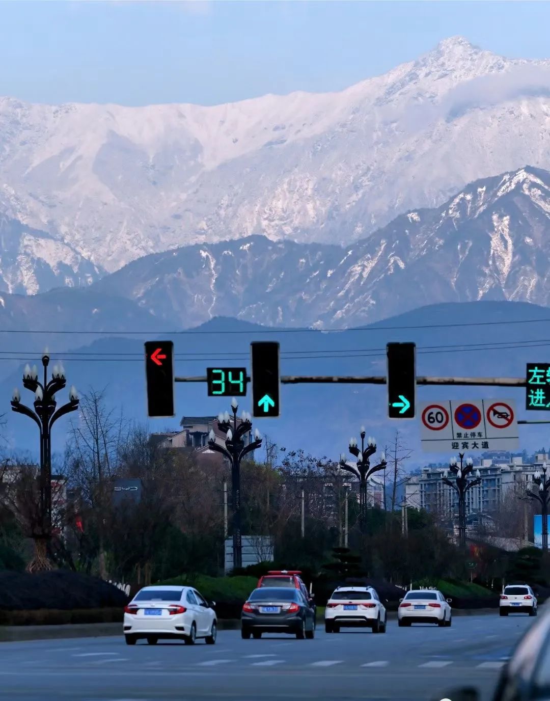 晴空雪山,雨过天晴的都江堰又见雪山
