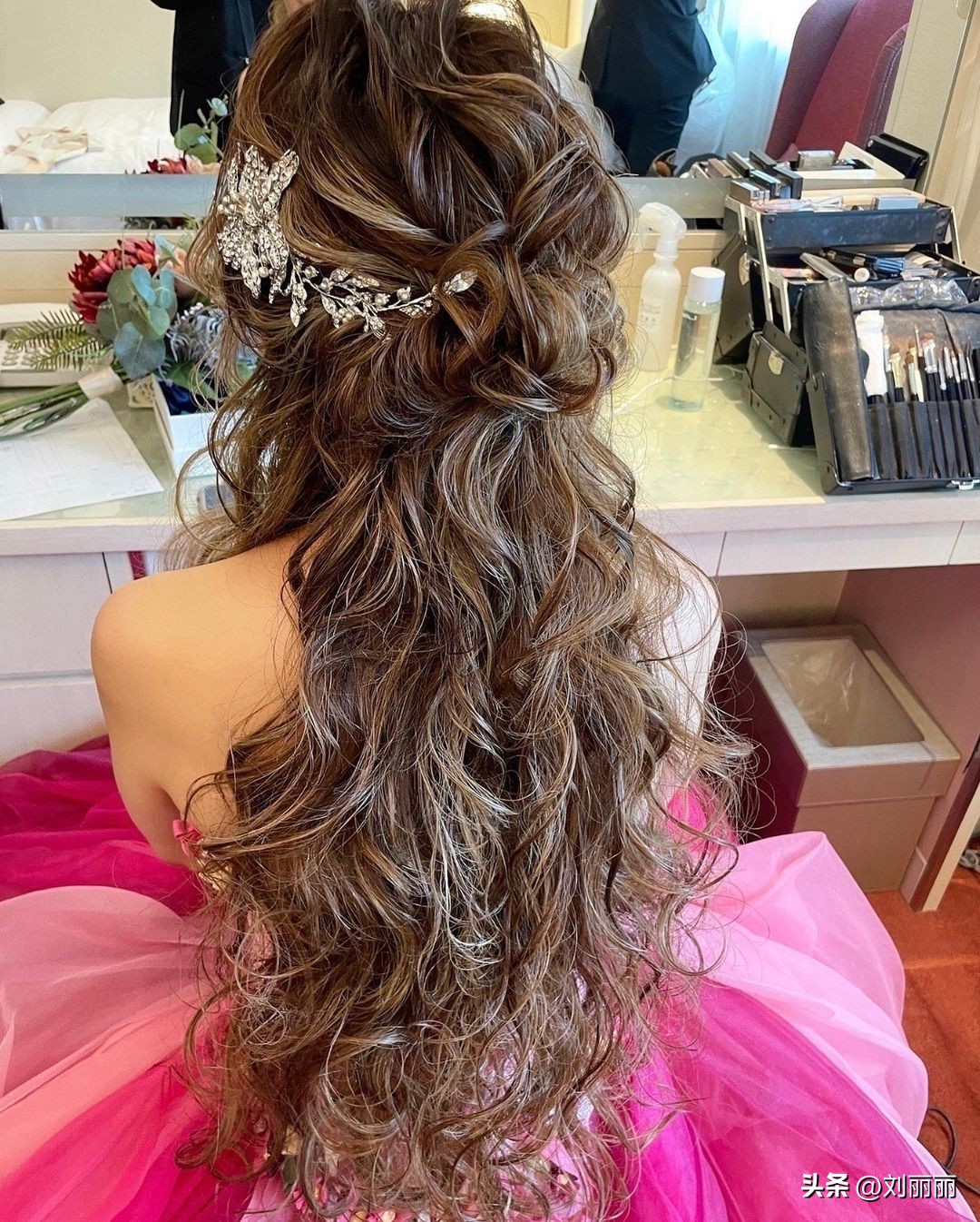 短发想留长发暂时烫什么发型好看,现在烫头发流行什么样的短发型