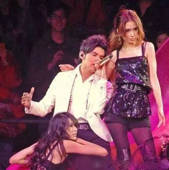 去婆家过年的姐妹们，羡慕今天官宣离婚的Angelababy吗？