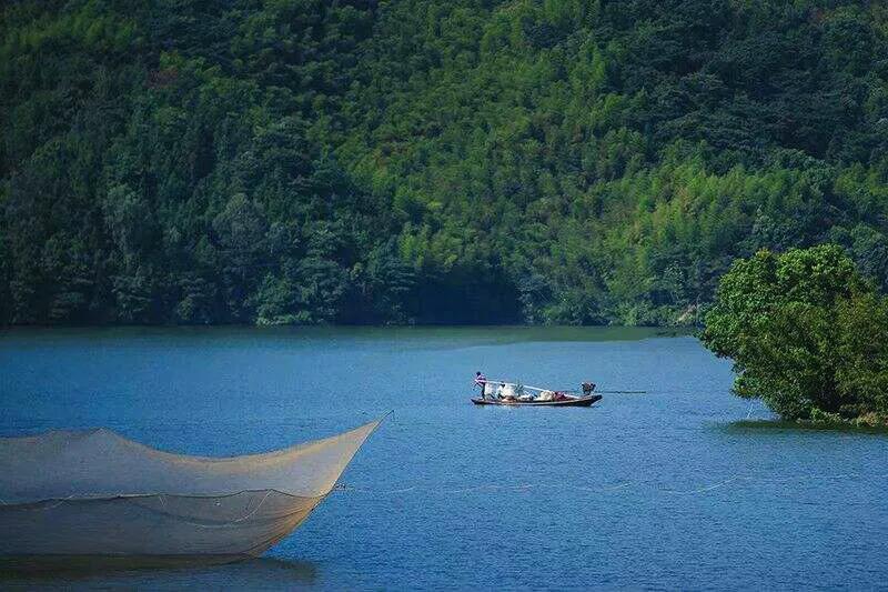 蒋万安是蒋家*四代第**，他的名字来自江西万安县，在赣江边