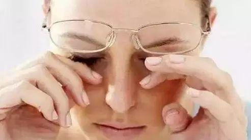 眼睛干燥痒视力模糊吃什么好,眼睛干涩泛黄吃护眼片