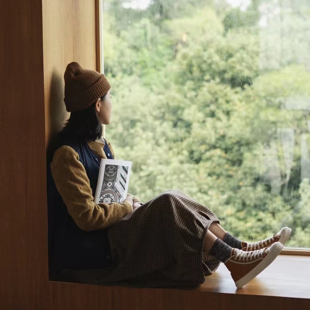 千鸟格半身裙秋冬款a字版30岁,黑白千鸟格半身裙配原绒色毛衫