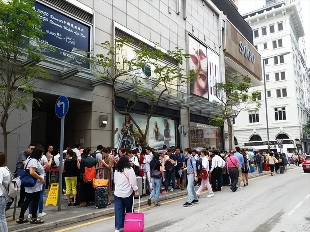 暴亏13亿，惨变空城！爆火20年的香港巨头，被内地游客抛弃了